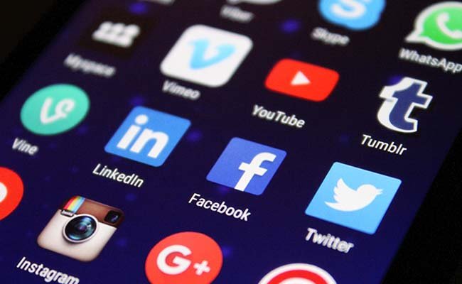 How Small Businesses Can Turn Facebook and LinkedIn into a Conversion Machine for New Clients